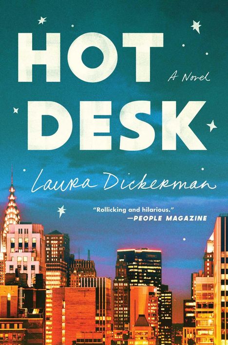 „HOT DESK“, „A Novel“, „Laura Dickerman“, „Rollicking and hilarious.“ – PEOPLE MAGAZINE; Skyline mit beleuchteten Gebäuden.