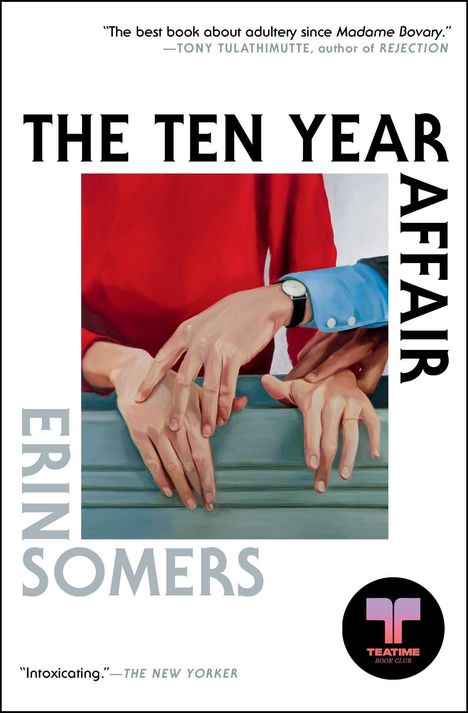 „The Ten Year Affair“ von Erin Somers. Gemälde: Vier Hände ineinandergreifend. Darunter ein Logo von „Teatime Book Club“.
