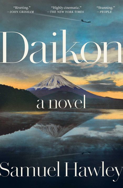 „Riveting.“ – John Grisham. „Highly cinematic.“ – The New York Times. „Stunning.“ – People. Titel: Daikon. Autor: Samuel Hawley. Im Hintergrund ein ruhiger See und ein Berg.