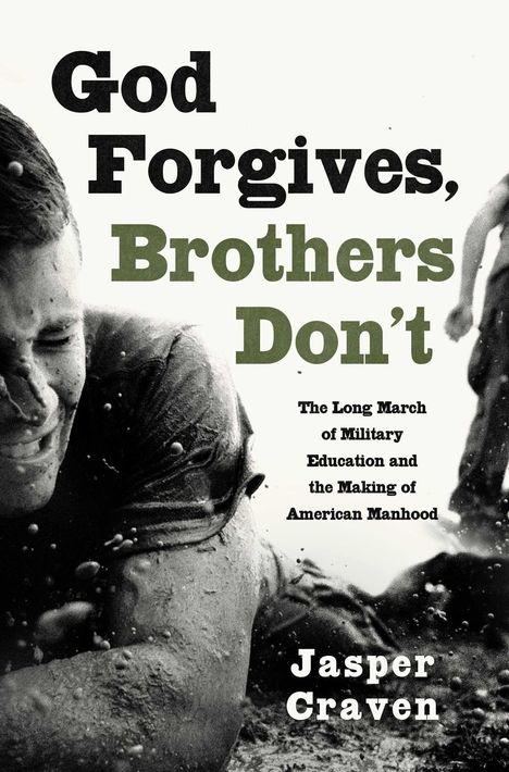 Texte: "God Forgives, Brothers Don't", "The Long March of Military Education and the Making of American Manhood", "Jasper Craven". Ein Soldat im Schlamm.