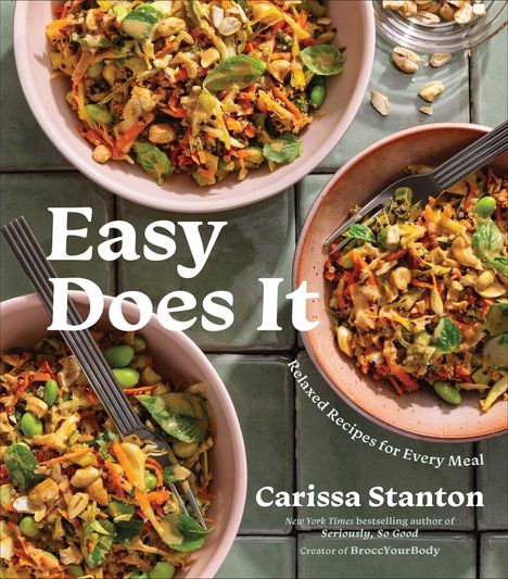 „Easy Does It“, „Relaxed Recipes for Every Meal“, Carissa Stanton. Bunte Salate in Schüsseln auf grünem Untergrund.