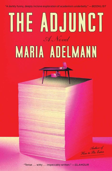 „THE ADJUNCT“, „A Novel“, „MARIA ADELMANN“. Ein kleiner Tisch auf einem hohen Papierstapel mit rotem Hintergrund.