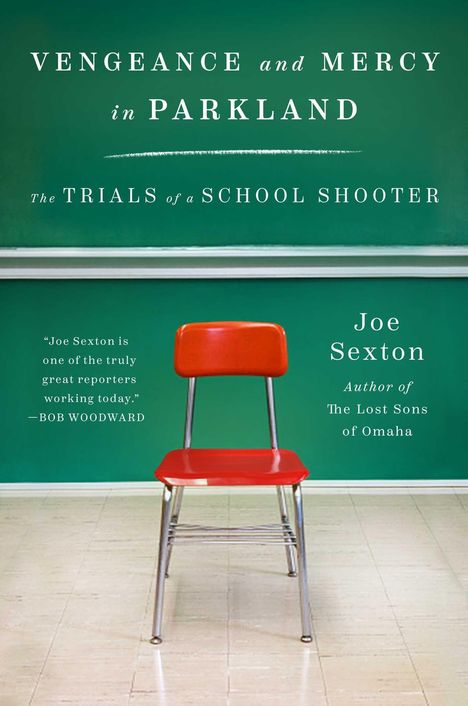 Titel: Vengeance and Mercy in Parkland: The Trials of a School Shooter. Ein einzelner roter Schulstuhl vor einer grünen Tafel.