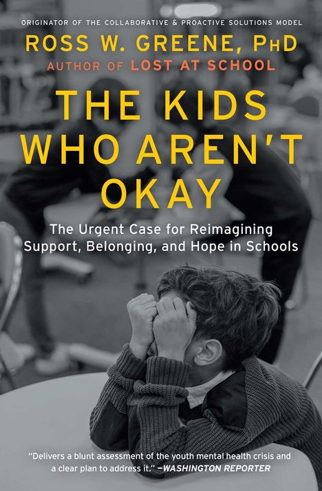 Titel: "The Kids Who Aren’t Okay". Ein Junge vergräbt sein Gesicht in den Händen, sitzt an einem Tisch.