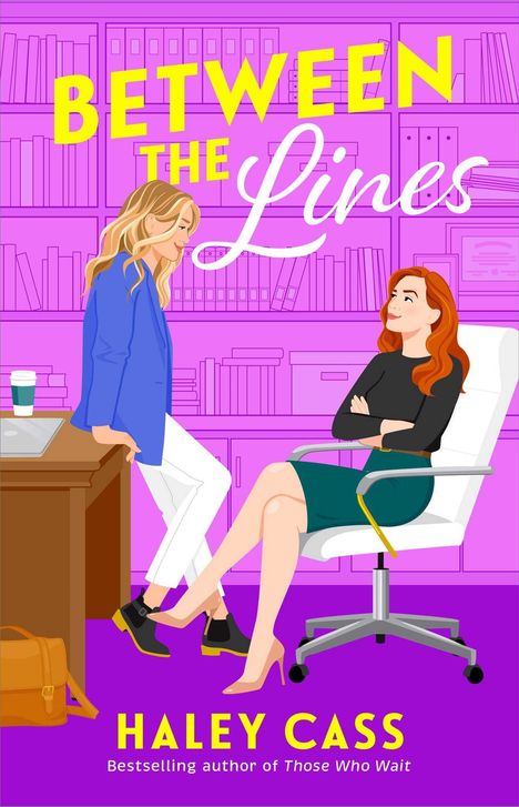 „BETWEEN THE LINES“ in großer Schrift. Zwei Frauen in einem Büro, eine sitzt, die andere lehnt sich gegen den Tisch.