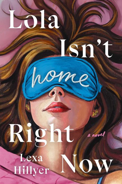 Text: “Lola Isn’t Home Right Now. Lexa Hillyer, a novel.” Illustration einer Frau mit blauer Schlafmaske und roten Lippen.