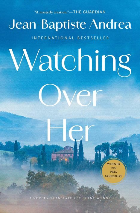 "Watching Over Her" von Jean-Baptiste Andrea. Preisgekröntes Buch mit nebliger Landschaft und Hügeln im Hintergrund.