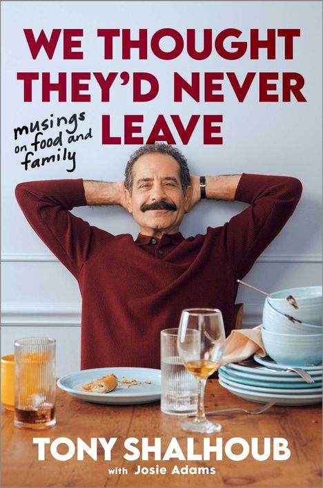 "We Thought They’d Never Leave: Musings on Food and Family. Tony Shalhoub with Josie Adams." Ein Mann lehnt entspannt zurück.