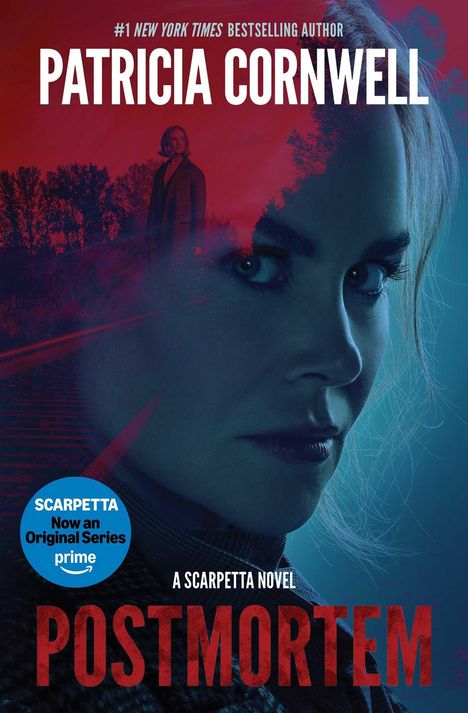 Patricia Cornwell, POSTMORTEM. Frau mit ernstem Blick, roter Hintergrund mit Bäumen, “SCARPETTA” als Serie auf prime.
