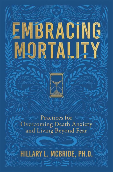 "EMBRACING MORTALITY" in großen goldenen Buchstaben. Eine Sanduhr und Verzierungen in Blau.