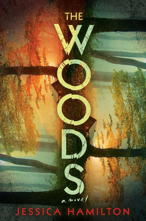 "The Woods, a novel, Jessica Hamilton." Vertikaler Baum, Häuschen in dunstigem Lichtschein mit grünen Blättern.