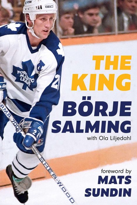 Text: THE KING BÖRJE SALMING, with Ola Liljedahl, foreword by MATS SUNDIN. Ein Eishockeyspieler in Aktion.