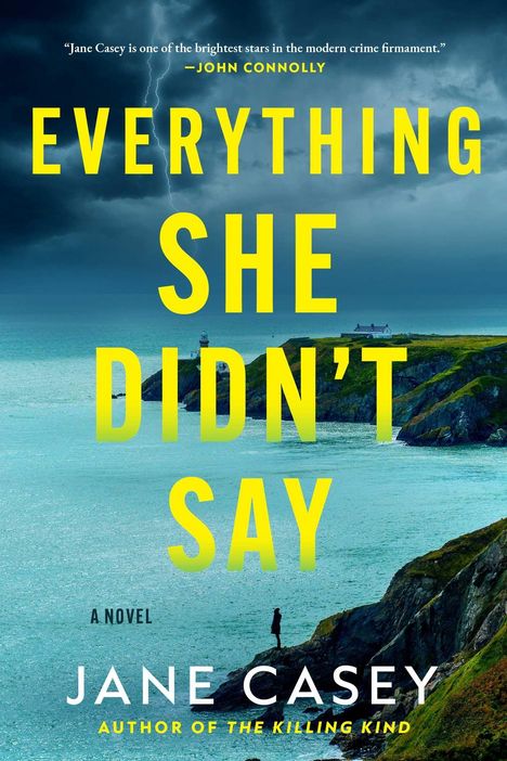 „EVERYTHING SHE DIDN'T SAY“ von Jane Casey. Küstenlandschaft mit Leuchtturm und stürmischem Himmel.