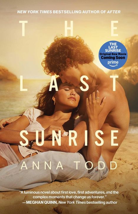 "The Last Sunrise" von Anna Todd. Ein Paar am Strand, der Mann küsst die Stirn der Frau, die in seinen Armen ruht.