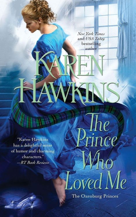 „Karen Hawkins, The Prince Who Loved Me, The Oxenburg Princes“. Frau in blauem Kleid auf einer Treppe bei einem Fenster.