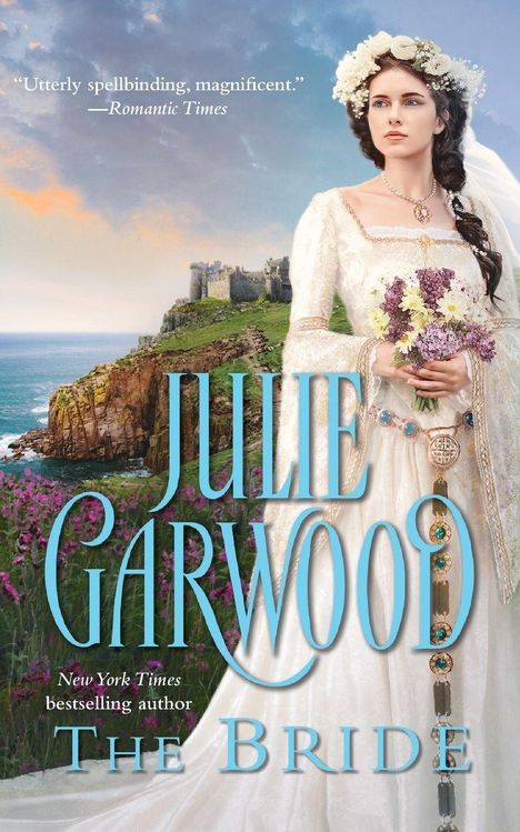 „Utterly spellbinding, magnificent.“ —Romanic Times. Julie Garwood, The Bride. Frau im Hochzeitskleid vor Küstenlandschaft.