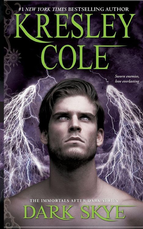 Titel: DARK SKYE. Autor: KRESLEY COLE. Ein Mann schaut ernst, umgeben von Blitzen.