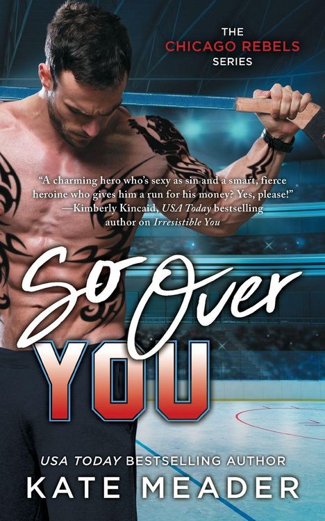 Text: "THE CHICAGO REBELS SERIES", Zitat von Kimberly Kincaid. Illustration: Mann mit Tattoos, hält Hockeyschläger.