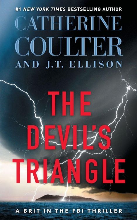 „Catherine Coulter und J.T. Ellison, The Devil's Triangle, A Brit in the FBI Thriller.“ Starkes Gewitter über dem Meer.