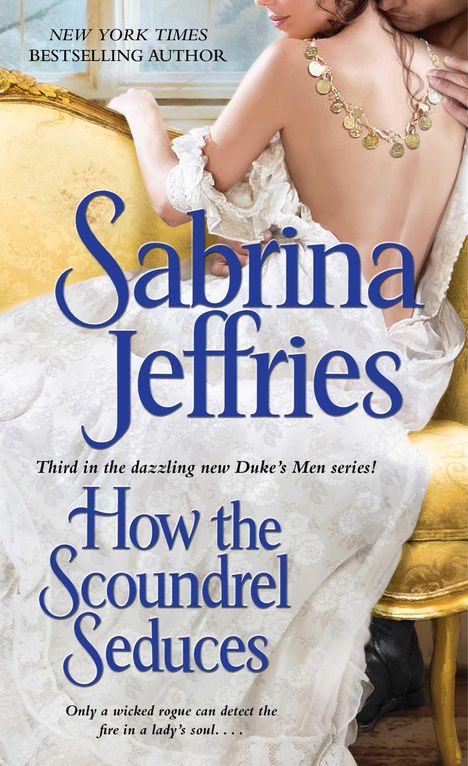 "Sabrina Jeffries: How the Scoundrel Seduces. Frau im weißen Kleid lehnt an Mann, elegant und romantisch."