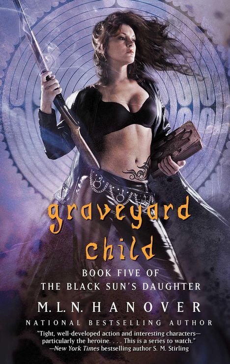 "Graveyard Child" in orange Schrift, Frau mit Flinte und Buch, schwarzes Outfit, kreisförmiger Hintergrund in Blautönen.