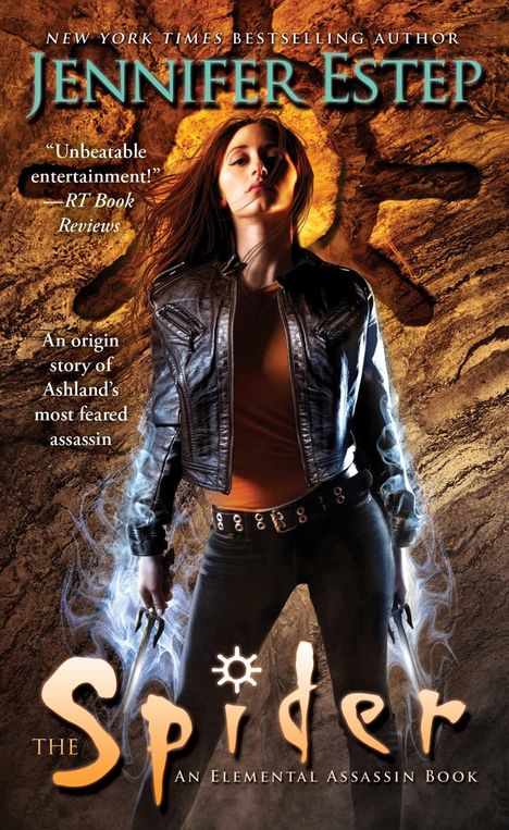 Text: Jennifer Estep, "Unbeatable entertainment!" -RT Book Reviews, An origin story of Ashland’s most feared assassin, The Spider: An Elemental Assassin Book. Eine Frau in Lederjacke steht vor einer orange beleuchteten Wand.