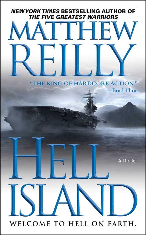 Titel "Hell Island" von Matthew Reilly, "WELCOME TO HELL ON EARTH." Flugzeugträger auf dunklem Wasser vor nebliger Kulisse.