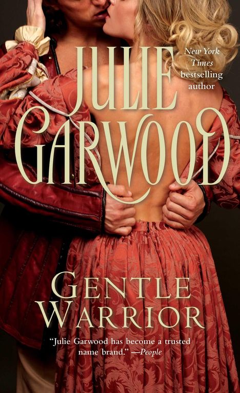 "JULIE GARWOOD, GENTLE WARRIOR, New York Times bestselling author." Ein Paar in historischer Kleidung umarmt sich innig.