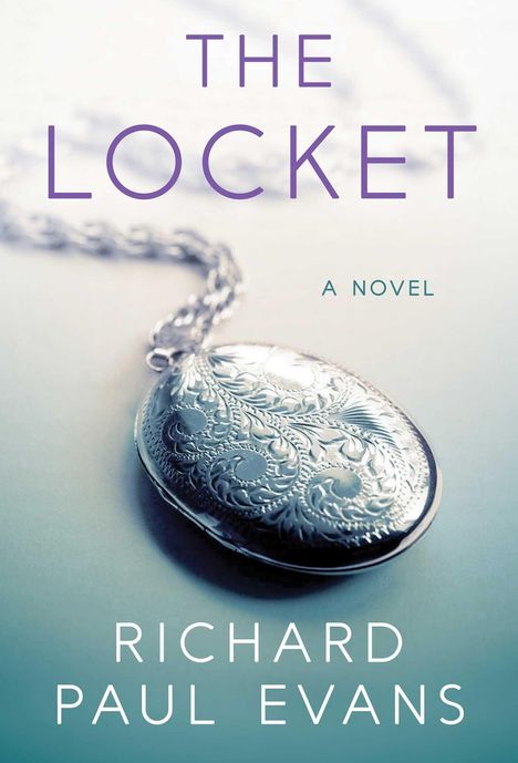 „THE LOCKET“, „A NOVEL“, „RICHARD PAUL EVANS“. Ein kunstvoll graviertes Medaillon mit Kette.