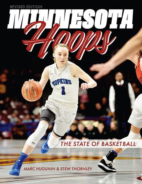 "MINNESOTA Hoops", "THE STATE OF BASKETBALL", "HOPKINS", Spielerin in weißem Trikot dribbelt Basketball.