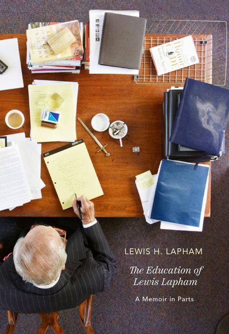 "LEWIS H. LAPHAM The Education of Lewis Lapham A Memoir in Parts". Ein älterer Mann schreibt an einem Schreibtisch voller Unterlagen.