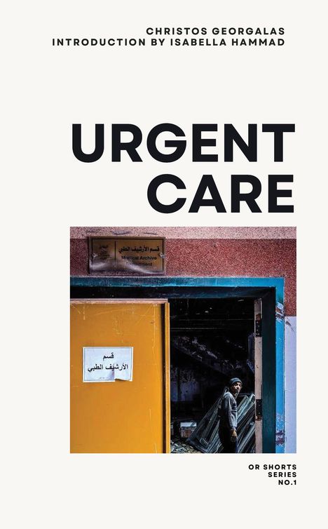 „URGENT CARE“ in großen Buchstaben. Unten ist eine geöffnete Tür zu einem verwahrlosten Raum, neben der eine Person steht.
