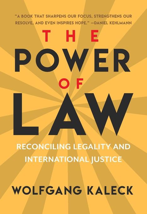 Text: "The Power of Law: Reconciling Legality and International Justice" von Wolfgang Kaleck. Hintergrund: Strahlen in Gelb und Braun.