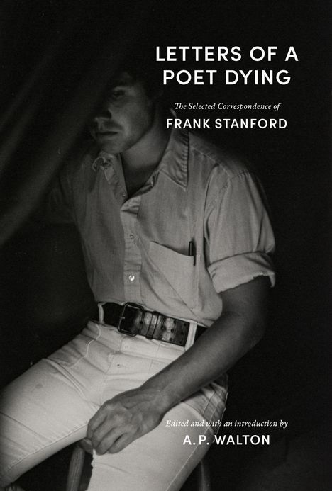 Text: "LETTERS OF A POET DYING. The Selected Correspondence of FRANK STANFORD. Edited and with an introduction by A.P. WALTON."

Ein Mann sitzt in Schwarz-Weiß mit Hemd und Gurt auf einem Stuhl.