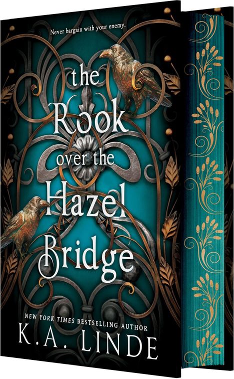 Text oben: "Never bargain with your enemy." Titel: "The Rook over the Hazel Bridge" von K.A. Linde. Buchcover mit zwei Krähen.