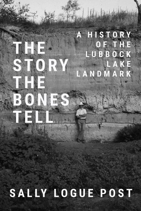 "THE STORY THE BONES TELL" und "A HISTORY OF THE LUBBOCK LAKE LANDMARK" in großen Buchstaben. Ein Mann lehnt an einer Felswand.