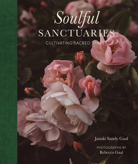"Soulful Sanctuaries: Cultivating Sacred Spaces" von Janaki Sandy Gaal. Foto von Rebecca Gaal. Rosa Rosen im Hintergrund.
