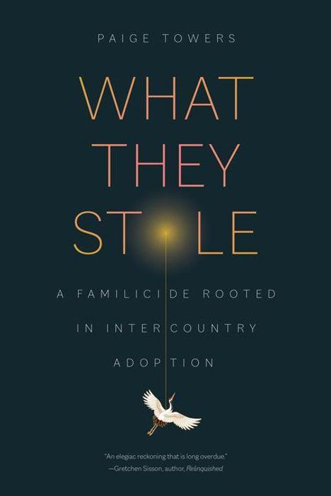 WHAT THEY STOLE. A FAMILICIDE ROOTED IN INTERCOUNTRY ADOPTION. Ein Kranich fliegt gegen einen dunklen Hintergrund.