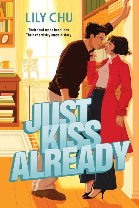 In großen Buchstaben steht "JUST KISS ALREADY". Ein Paar in moderner Kleidung steht sich nah in einer Bibliothek.