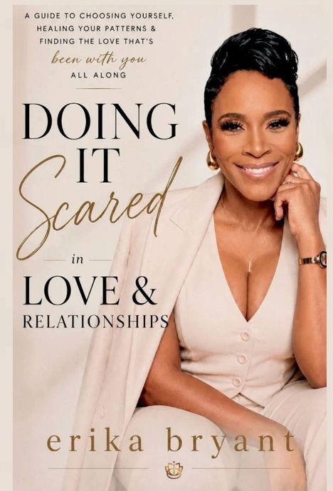 Buchtitel: "Doing It Scared in Love & Relationships". Autorin: Erika Bryant. Frau lächelt in eleganter Kleidung.