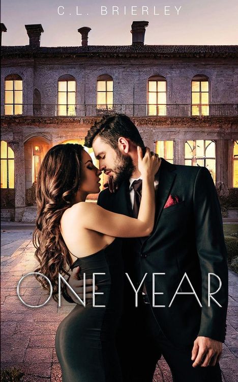 "ONE YEAR" und "C.L. BRIERLEY" in Großbuchstaben. Ein elegantes Paar umarmt sich romantisch vor einem großen beleuchteten Gebäude.