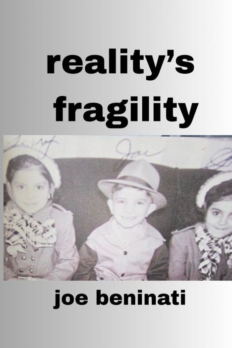 Text: "reality's fragility" und "joe beninati". Schwarz-weiß-Foto dreier Kinder, das mittlere Kind trägt einen Hut.