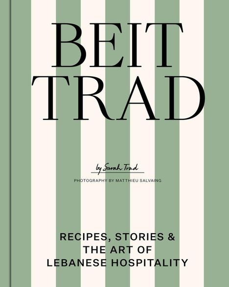 Text: "BEIT TRAD by Sarah Trad. Photography by Matthieu Salvaing. Recipes, Stories & The Art of Lebanese Hospitality."  
Hintergrund: Breite grüne und weiße Streifen.