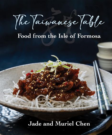 „The Taiwanese Table. Food from the Isle of Formosa. Jade and Muriel Chen.“ Ein Teller mit asiatischem Fleischgericht.