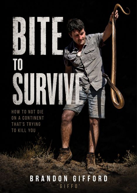 Texte: "BITE TO SURVIVE", "HOW TO NOT DIE ON A CONTINENT THAT'S TRYING TO KILL YOU", "BRANDON GIFFORD 'GIFFO'". Eine Person hält eine Schlange.