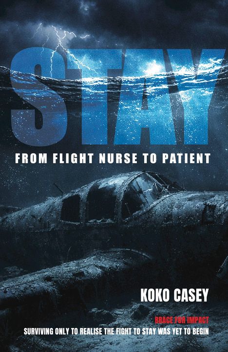 Der Text lautet: "STAY", "FROM FLIGHT NURSE TO PATIENT", "KOKO CASEY", "BRACE FOR IMPACT", "SURVIVING ONLY TO REALISE...". Ein untergegangenes Flugzeug unter Wasser mit Gewitterwolken.