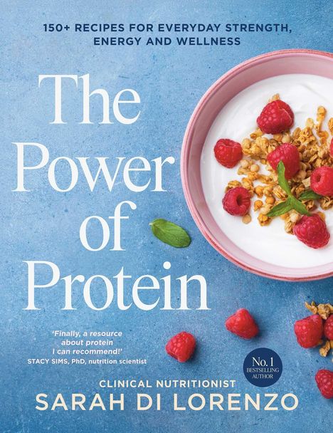 "The Power of Protein" von Sarah Di Lorenzo. Neben einem Joghurt mit Himbeeren und Müsli auf blauem Hintergrund.