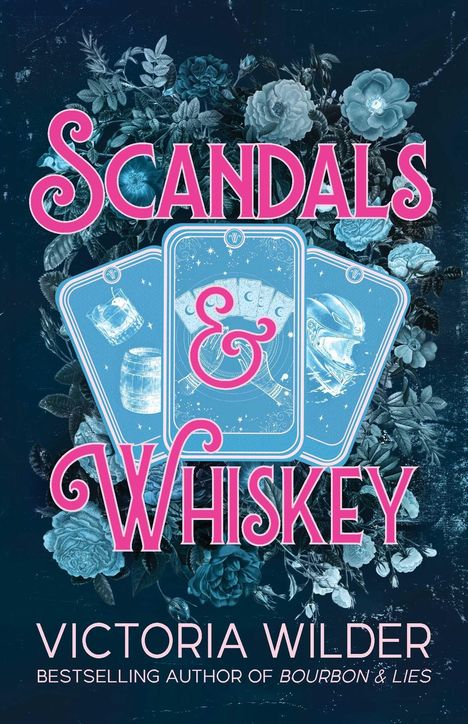 "Scandals & Whiskey" in großen pinken Buchstaben, darunter "Victoria Wilder". Blaue Blumen, drei Spielkarten.