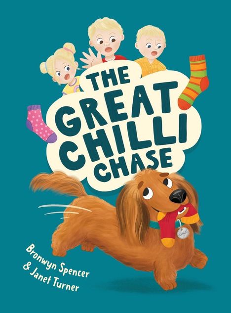 "The Great Chilli Chase" in großen Buchstaben vor staunenden Kindern. Ein fröhlicher Dackel rennt mit Socken im Maul.