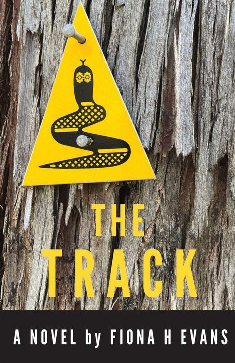 „THE TRACK“, Roman von Fiona H Evans. Gelbes Schild mit schwarzer Schlange, genagelt auf Baumrinde.